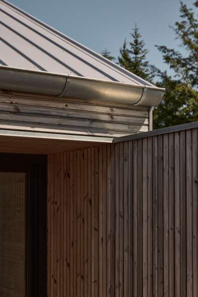 Pfannenblechen auf dem Dach schaffen die Grundlage für gemütliche Sommerhausstimmung, Torndrupskovvej 3, 9370 Hals, Dänemark